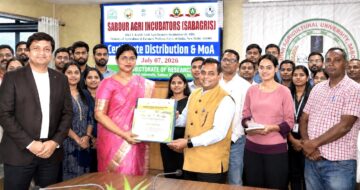 Rajeev Singh and Rimi Singh of Sansar Green Mission Pvt. Ltd. receive a certificate during the MoA signing ceremony with Bihar Agricultural University (BAU) Sabour to promote organic farming, bio-input innovation, and farmer training in Jharkhand.