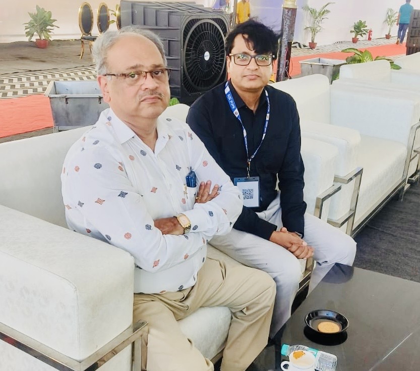 Rajeev Singh, Director of Sansar Green Mission, in discussion with Prof. Sukumar Mishra, Director of IIT (ISM) Dhanbad, on soil testing, AgriTech and farmer-centric technology at a national symposium.