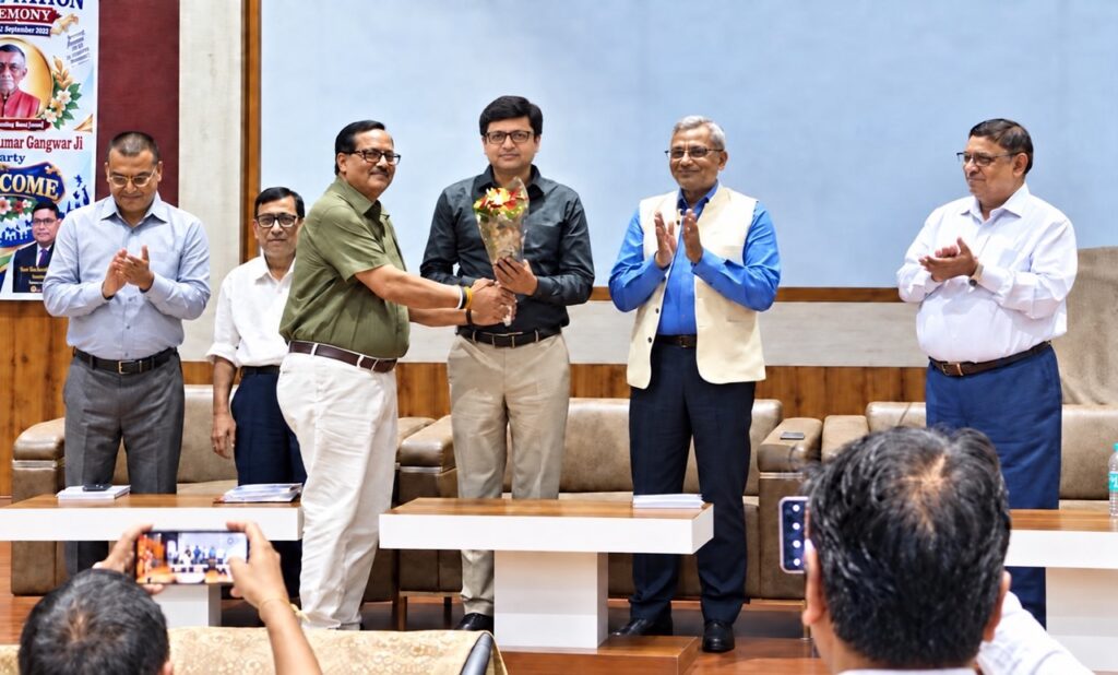 Garhwa University Vice-Chancellor Dr. M. K. Singh welcomes Rajeev Singh, Founder of Sansar Green, at the university’s First Convocation